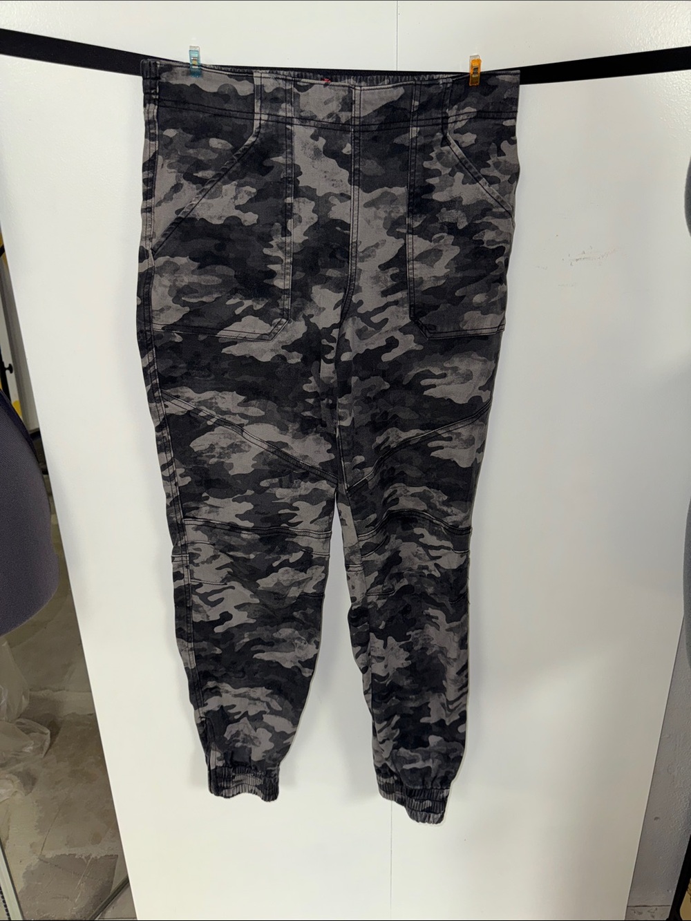 Spanx Stretch Twill Cargo Jogger Camo Gray & Black - Picture 2 of 8